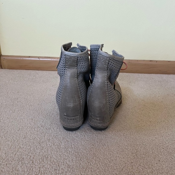 Sorel Women's Lace Up Gray and Pink Boots - Picture 4 of 7